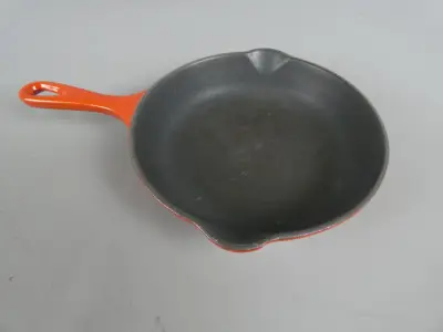 Le Creuset gietijzeren braadpan met oranje handvat en schenktuiten – kavel bij De Kringwinkel, Diest