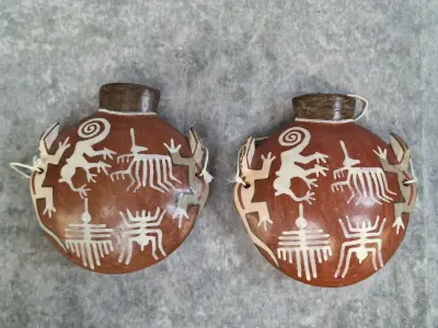 Peruaanse Nazca-stijl decoratieve aardewerken miniatuur-kruikjes – kavel bij De Kringwinkel, Gent