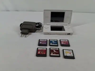 Nintendo DS met oplader en 6 spelcartridges – kavel bij De Kringwinkel, Geraardsbergen