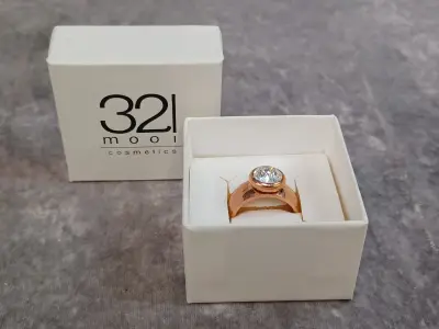 Elegante roségouden damesring met schitterende zirkonia – kavel bij De Kringwinkel, Gent