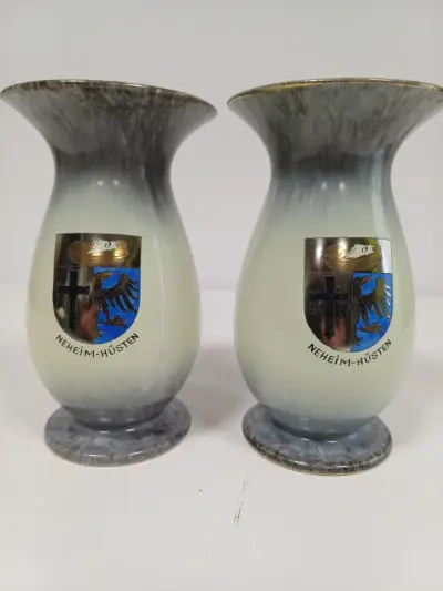 Set van 2 keramische vazen Neheim-Hüsten met wapenschild – kavel bij De Kringwinkel, Ronse