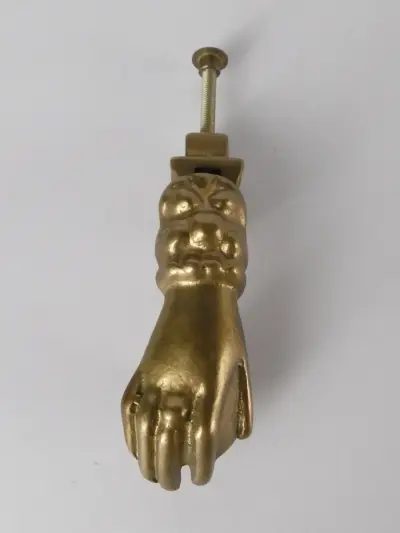 Messing deurklopper hand met bol – kavel bij De Kringwinkel, Heverlee