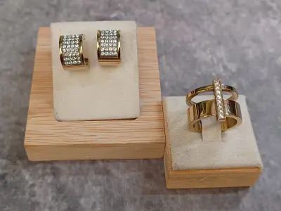 Dyrberg/Kern goudkleurige sieradenset - Ring en oorbellen met kristallen – kavel bij De Kringwinkel, Gent