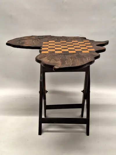 Handgesneden Afrikaanse schaaktafel in de vorm van het continent Afrika – kavel bij De Kringwinkel, Gent