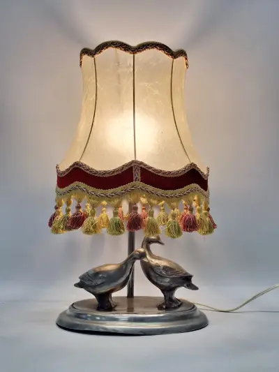 Vintage Tinnen Tafellamp met Eenden & Perkamenten Franje Kap – kavel bij De Kringwinkel, Gent