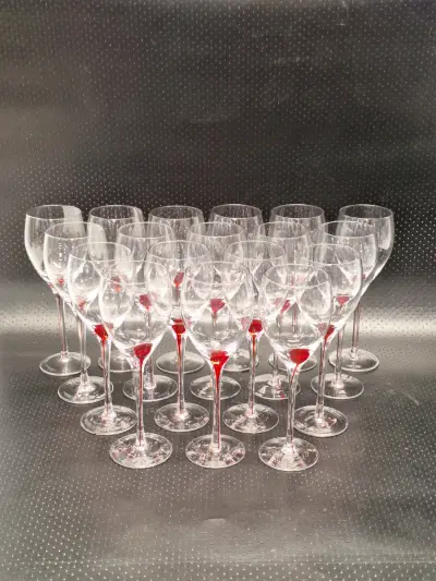 Set van 18 Vintage Wijnglazen met Rode Accenten in de Stoom – kavel bij De Kringwinkel, Gent
