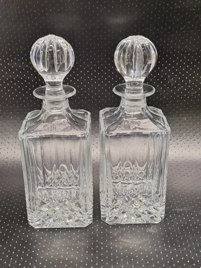 Set Vintage Kristallen Whisky karaffen met Bolsluiting – kavel bij De Kringwinkel, Gent