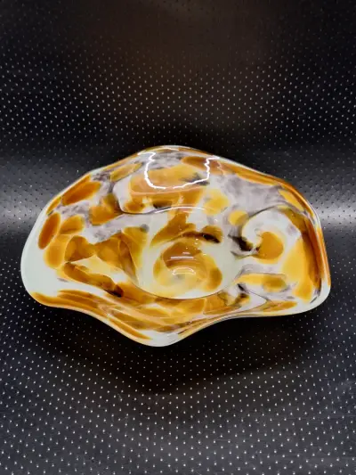 Vintage Glazen Schaal met Amber-wit Vlekkenpatroon - Roman Glassworks Linz – kavel bij De Kringwinkel, Gent