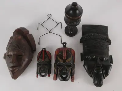 Set van 5 Afrikaanse houten maskers en houder(1992) – kavel bij De Kringwinkel, Heverlee