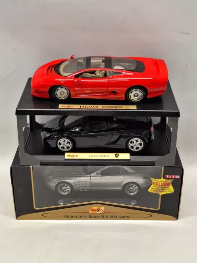 Verzameling van drie Maisto schaalmodellen 1:18 met Jaguar, Lamborghini en Mercedes – kavel bij De Kringwinkel, Gent