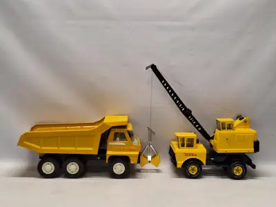Twee vintage bouwvoertuigen van geperst staal van Tonka en Gozan Juguetes – kavel bij De Kringwinkel, Gent