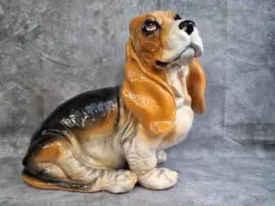 Vintage keramiek beeld van een Basset Hound – kavel bij De Kringwinkel, Gent
