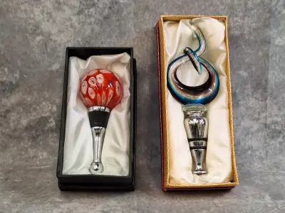 Set van 2 Luxe Glazen Wijnstoppers in Doos - Murano Stijl / Opale Design Flessenstoppers – kavel bij De Kringwinkel, Gent