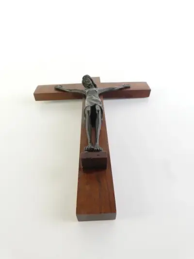 Vintage houten crucifix met gestileerde Christusfiguur – kavel bij De Kringwinkel, Heverlee