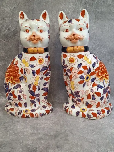 Set van twee Chinese porseleinen katten in Imari-stijl - jaren ’80 – kavel bij De Kringwinkel, Gent