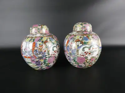 Set van 2 Chinese dekselvazen met kleurrijke decoratie – kavel bij De Kringwinkel, Heverlee