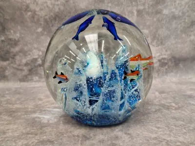 Glazen presse-papier met dolfijnen en onderwater tafereel - Murano-stijl – kavel bij De Kringwinkel, Gent