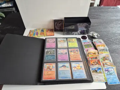 Collectie Pokémon kaarten in vezamelmap, o.a. Prismatic Evolution & Pitch Black – kavel bij Onlineveilingmeester, Groningen