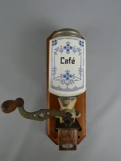 Vintage koffiemolen met keramische pot – kavel bij De Kringwinkel, Diest