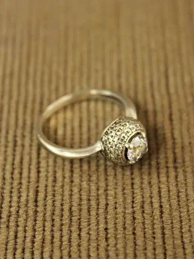 Sterling zilveren ring met heldere steen – kavel bij De Kringwinkel, Antwerpen
