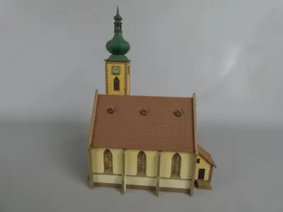 Modelkerk van Faller met gedetailleerde ramen – kavel bij De Kringwinkel, Diest
