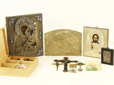 Set religieuze medailles, rozenkransen en iconen – kavel bij De Kringwinkel, Antwerpen