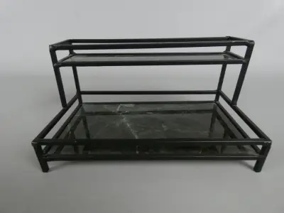 Tweeledig metalen etagère met glazen bladen – kavel bij De Kringwinkel, Diest