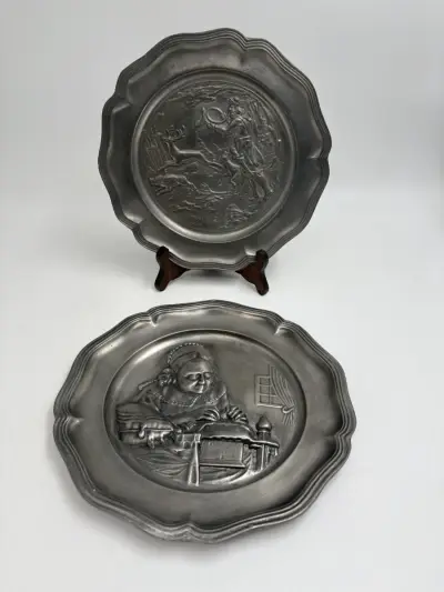 Set van 2 tinnen wandborden– 90% Zuiver Tin – kavel bij De Kringwinkel, Gent