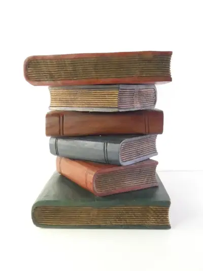 Handgesneden houten boekenkruk – bijzettafel van boeken – kavel bij De Kringwinkel, Heverlee