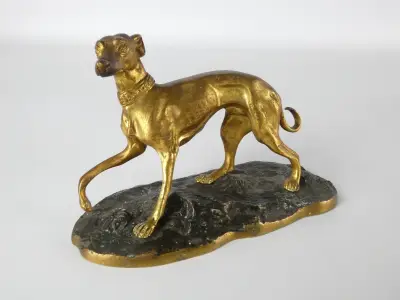 Decoratief bronzen beeldje van een hond op voetstuk – kavel bij De Kringwinkel, Heverlee