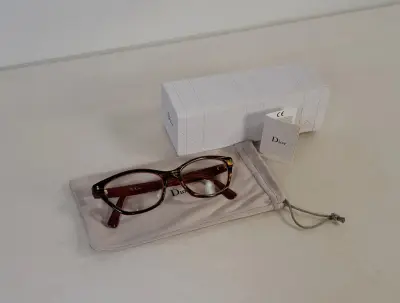 Dior Damesbril met roodbruin montuur en hoesje – kavel bij De Kringwinkel, Turnhout