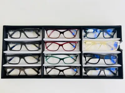 Ca. 12x Optische monturen, Tom Davies, in luxe opbergdoos/displaytray – kavel bij Onlineveilingmeester, Groningen