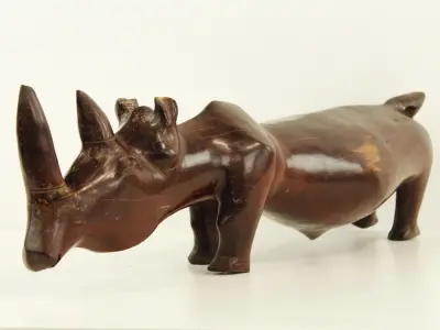 Grote handgesneden massief houten neushoorn – 86 cm, 18,5 kg – kavel bij De Kringwinkel, Antwerpen