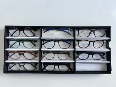 Ca. 11x Optische monturen, Tom Davies, in luxe opbergdoos/displaytray – kavel bij Onlineveilingmeester, Groningen