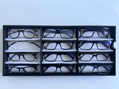 Ca. 12x Optische monturen, Tom Davies, in luxe opbergdoos/displaytray – kavel bij Onlineveilingmeester, Groningen