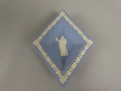 Blauw-Witte Wedgwood Asbak met Klassieke Reliëfafbeelding – kavel bij De Kringwinkel, Diest