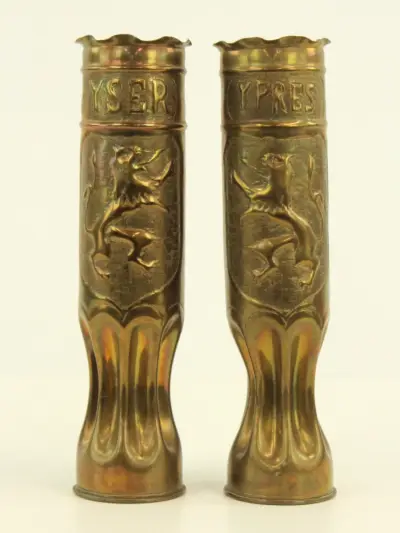 Trench Art set van 2 koperen kogelhuls vazen – kavel bij De Kringwinkel, Antwerpen