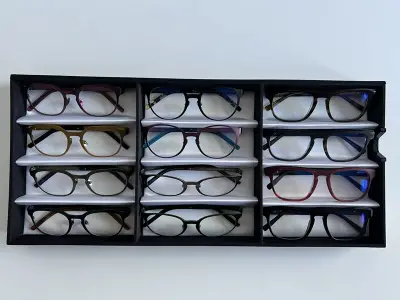 Ca. 12x Optische monturen, Tom Davies, in luxe opbergdoos/displaytray – kavel bij Onlineveilingmeester, Groningen
