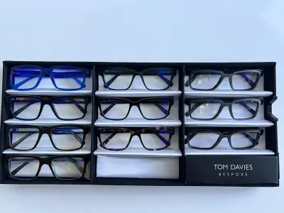Ca. 10x Optische monturen, Tom Davies, in luxe opbergdoos/displaytray – kavel bij Onlineveilingmeester, Groningen
