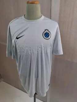 Witte trainingsshirt Club Brugge van Enoch Kofi Adu, gesigneerd – kavel bij De Kringwinkel, Waardamme