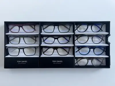 Ca. 10x Optische monturen, Tom Davies, in luxe opbergdoos/displaytray – kavel bij Onlineveilingmeester, Groningen