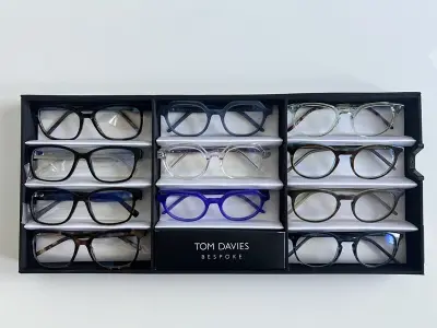 Ca. 11x Optische monturen, Tom Davies, in luxe opbergdoos/displaytray – kavel bij Onlineveilingmeester, Groningen