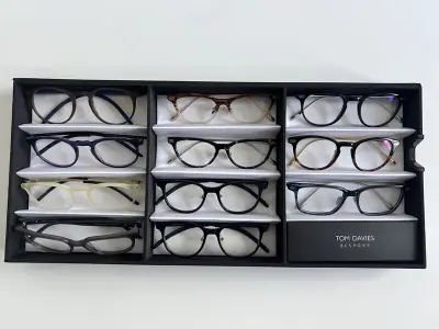 Ca. 11x Optische monturen, Tom Davies, in luxe opbergdoos/displaytray – kavel bij Onlineveilingmeester, Groningen