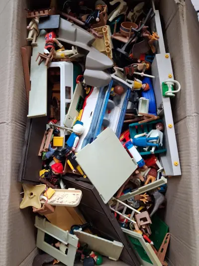 Zeven kg ongesorteerde playmobil – kavel bij De Kringwinkel, Waardamme