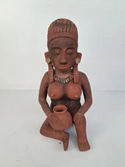 Terracotta beeld van een zittende vrouw – kavel bij De Kringwinkel, Waardamme