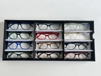 Ca. 12x Optische monturen, Tom Davies, in luxe opbergdoos/displaytray – kavel bij Onlineveilingmeester, Groningen