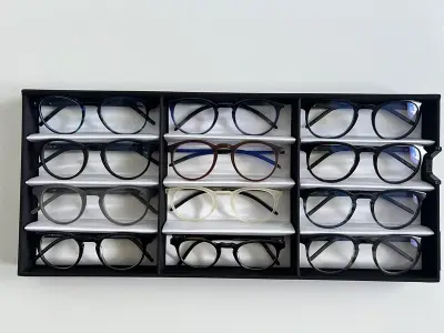 Ca. 12x Optische monturen, Tom Davies, in luxe opbergdoos/displaytray – kavel bij Onlineveilingmeester, Groningen