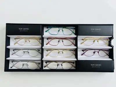9x Optische monturen, Tom Davies, in luxe opbergdoos/displaytray – kavel bij Onlineveilingmeester, Groningen
