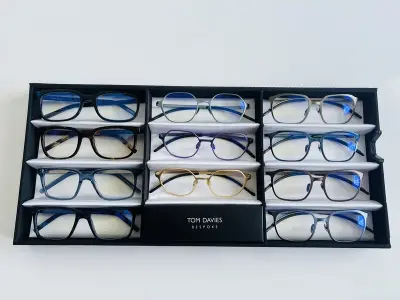Ca. 11x Optische monturen, Tom Davies, in luxe opbergdoos/displaytray – kavel bij Onlineveilingmeester, Groningen