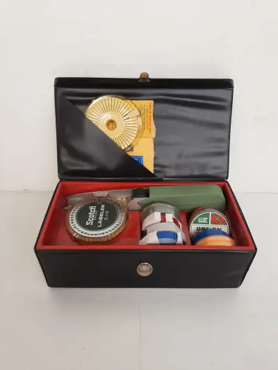 Vintage 3M Scotch Labeler EJ-3 Kantoorset in Originele Luxe Koffer – Jaren '70 – kavel bij De Kringwinkel, Waardamme
